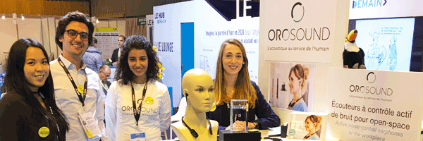 Orosound au salon expoprotection portant les casques à réduction de bruit en open space