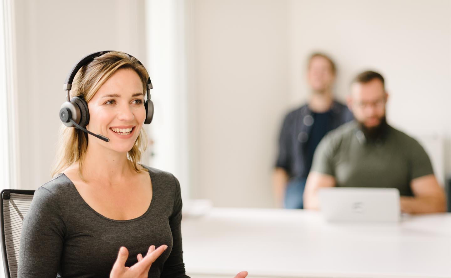Micro casque anti bruit OROSOUND TILDE® PRO Working with a noise cancelling headset with microphone