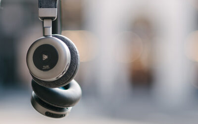 Bluetooth, dongle, ou connexion filaire : comparatif des performances et avantages, selon les usages d’un casque audio.